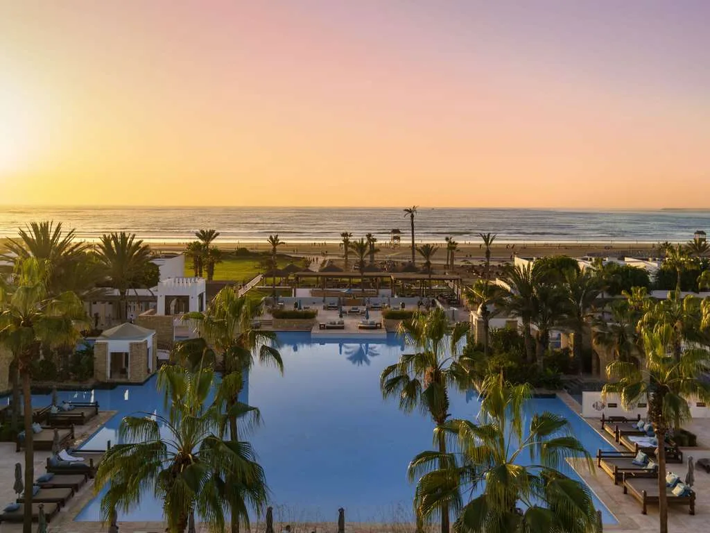 Piscine bordée de palmiers — Sofitel Agadir Royal Bay Resort