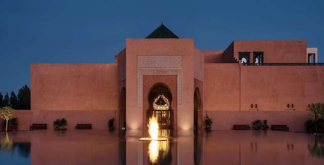 Entrée de l’établissement au crépuscule — The Oberoi, Marrakech